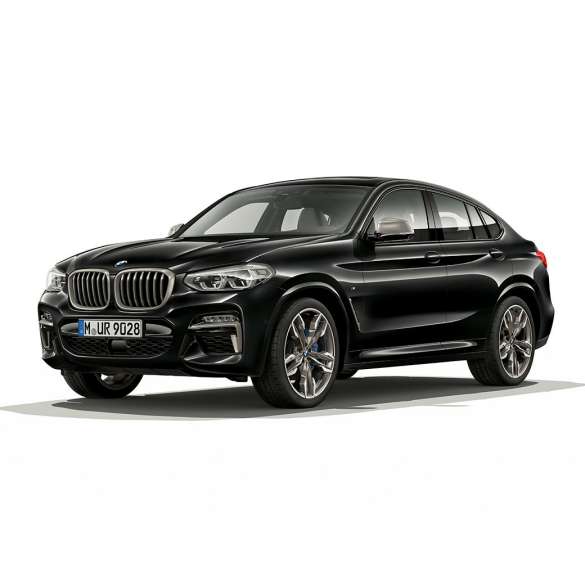 BMW X4 M40i and BMW X4 M40d, three-quarter front view. BMW X4 M40i and BMW X4 M40d in Black Sapphire metallic, exterior, three-quarter front view, right side.