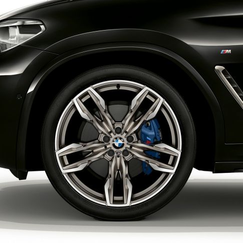 BMW X4 M40i and BMW X4 M40d, 21-inch M light alloy wheels. BMW X4 M40i and BMW X4 M40d in Black Sapphire metallic, exterior, side view with 21-inch M light alloy wheels in double-spoke design.
