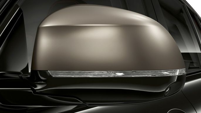 BMW X4 M40i and BMW X4 M40d, mirror caps. BMW X4 M40i and BMW X4 M40d in Black Sapphire metallic, exterior, galvanised mirror caps in Cerium Grey.