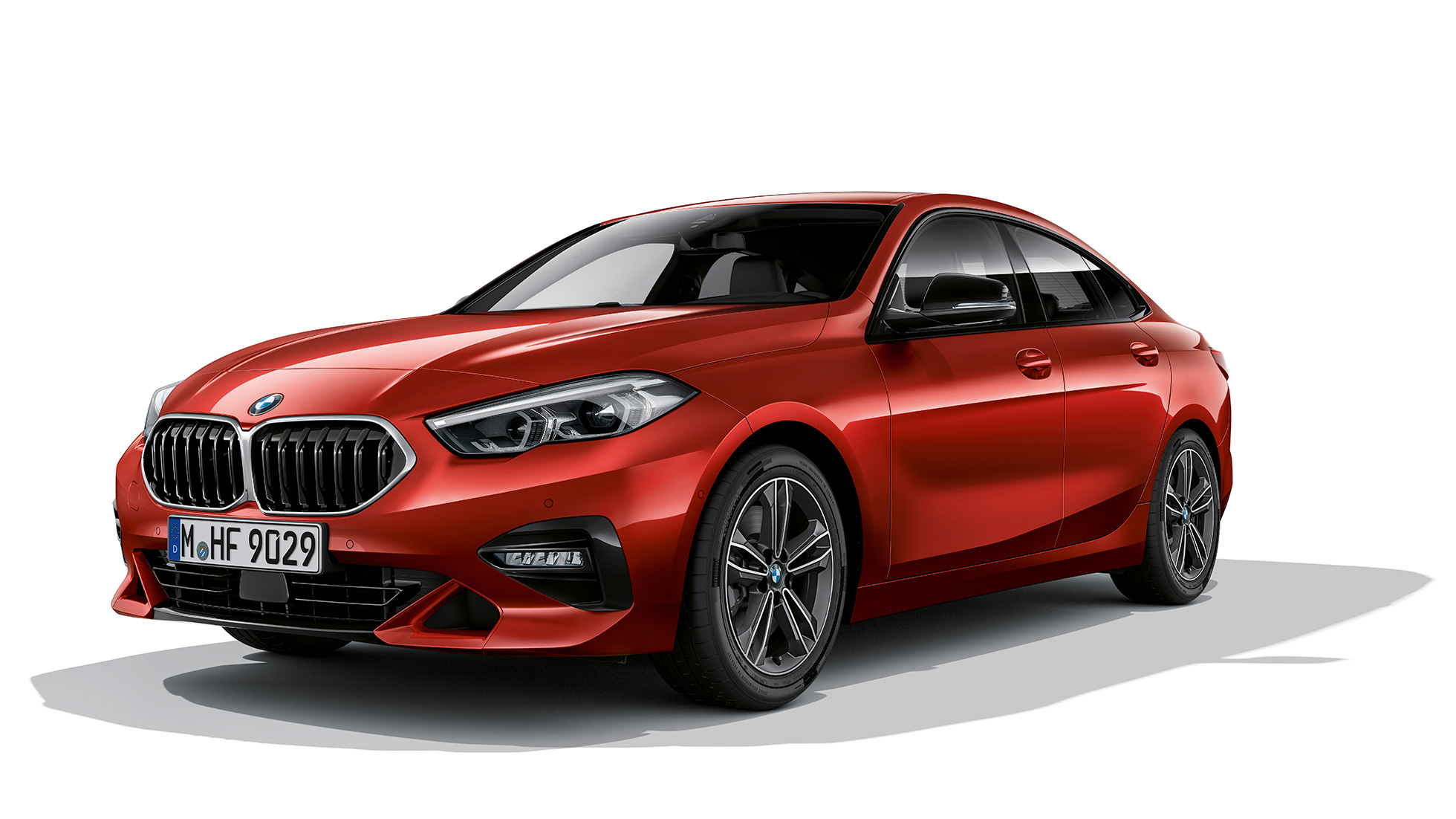Parrilla BMW nuevo BMW Serie 2 Gran Coupé Acabado Sport Parrilla BMW con marco en cromo nuevo BMW Serie 2 Gran Coupé Acabado Sport Melbourne Rot F44, vista de tres cuartos del lateral