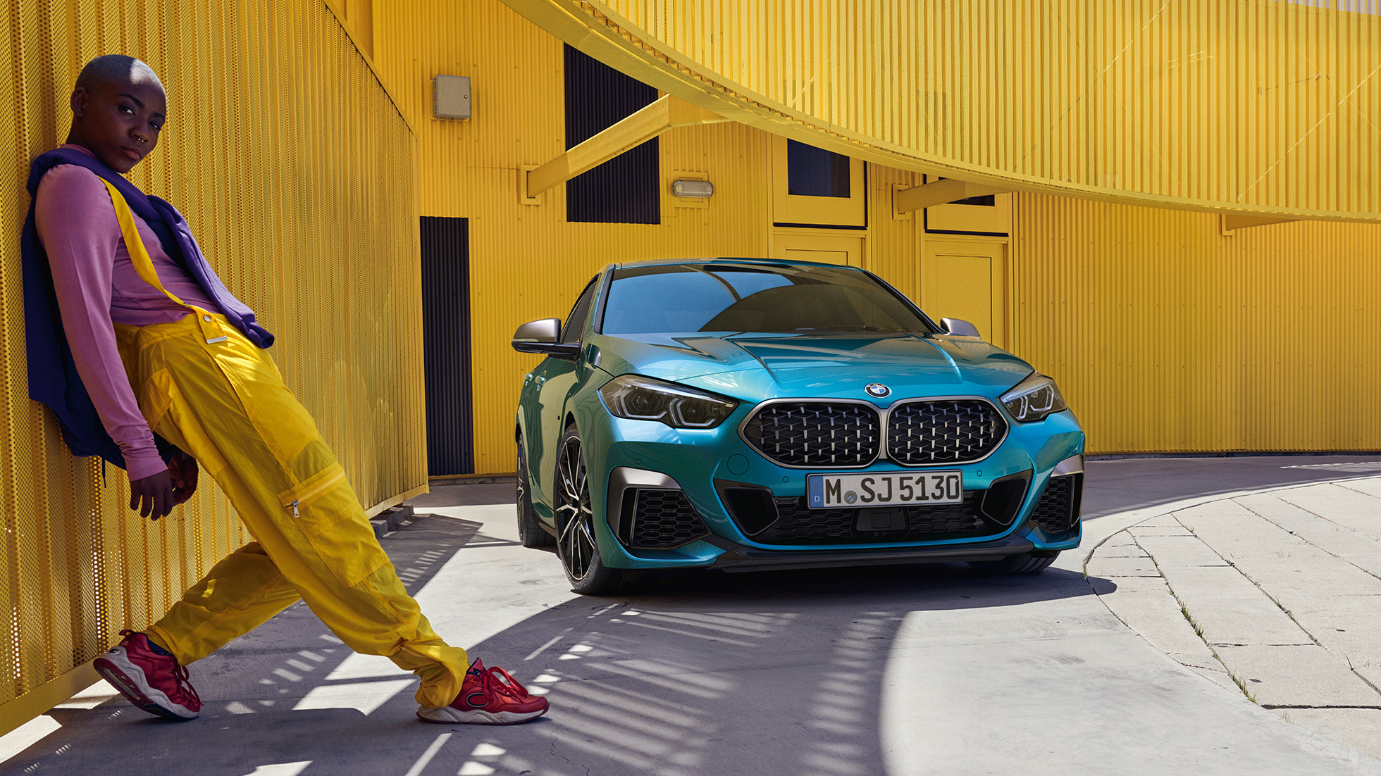Nuevo BMW Serie 2 Gran Coupé Nuevo BMW Serie 2 Gran Coupé con parrilla doble con diseño de malla Snapper Rocks Blau metalizado F44, vista de tres cuartos del frontal del coche coupé