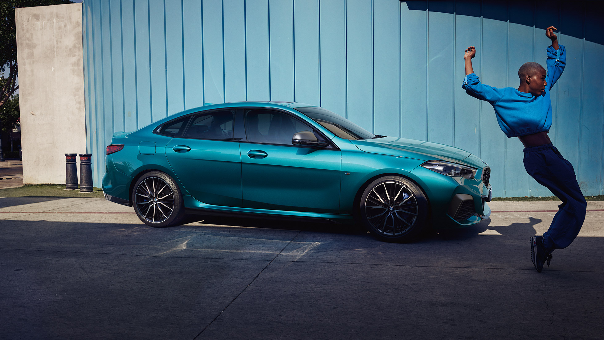 Atractiva silueta de coupé nuevo BMW Serie 2 Gran Coupé Atractiva silueta de coupé nuevo BMW Serie 2 Gran Coupé Snapper Rocks Blau metalizado F44, vista lateral