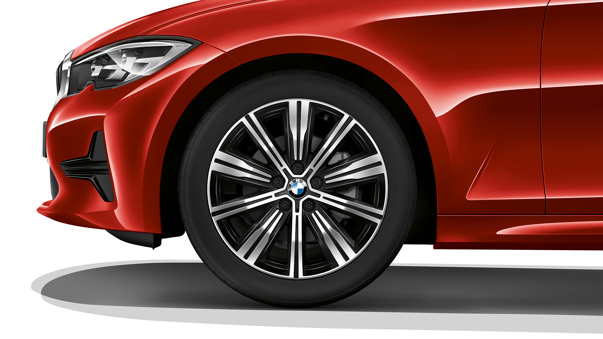 BMW Serie 3 Sedán, rines de aleación ligera del Modelo Advantage. Acercamiento de los rines de aleación ligera del BMW Serie 3 Sedán con elementos del modelo Advantage.