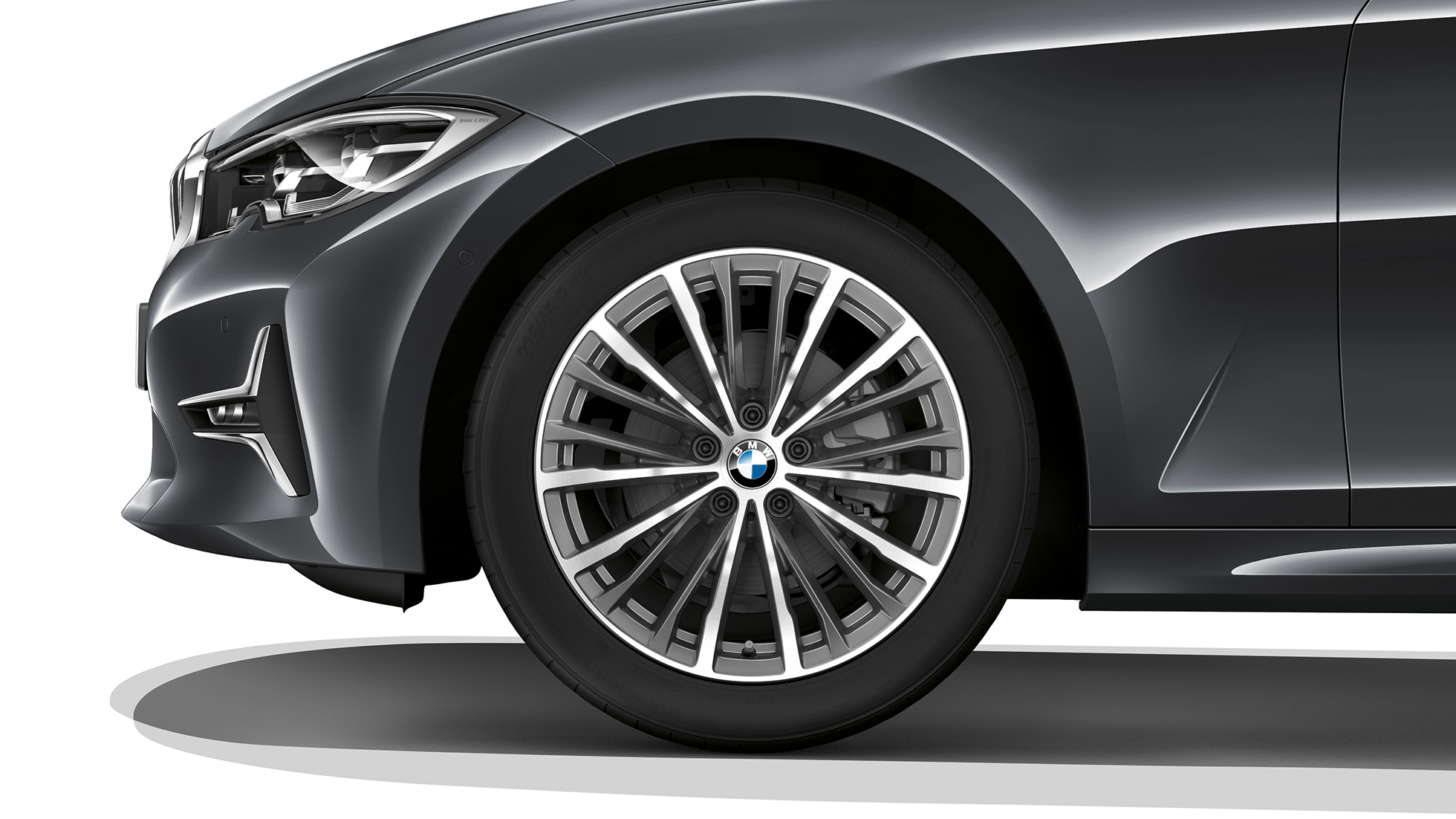 BMW Serie 3 Sedán, rines de aleación ligera del Modelo Luxury Line Acercamiento de los rines de aleación ligera del BMW Serie 3 Sedán con equipo del Modelo Luxury Line.