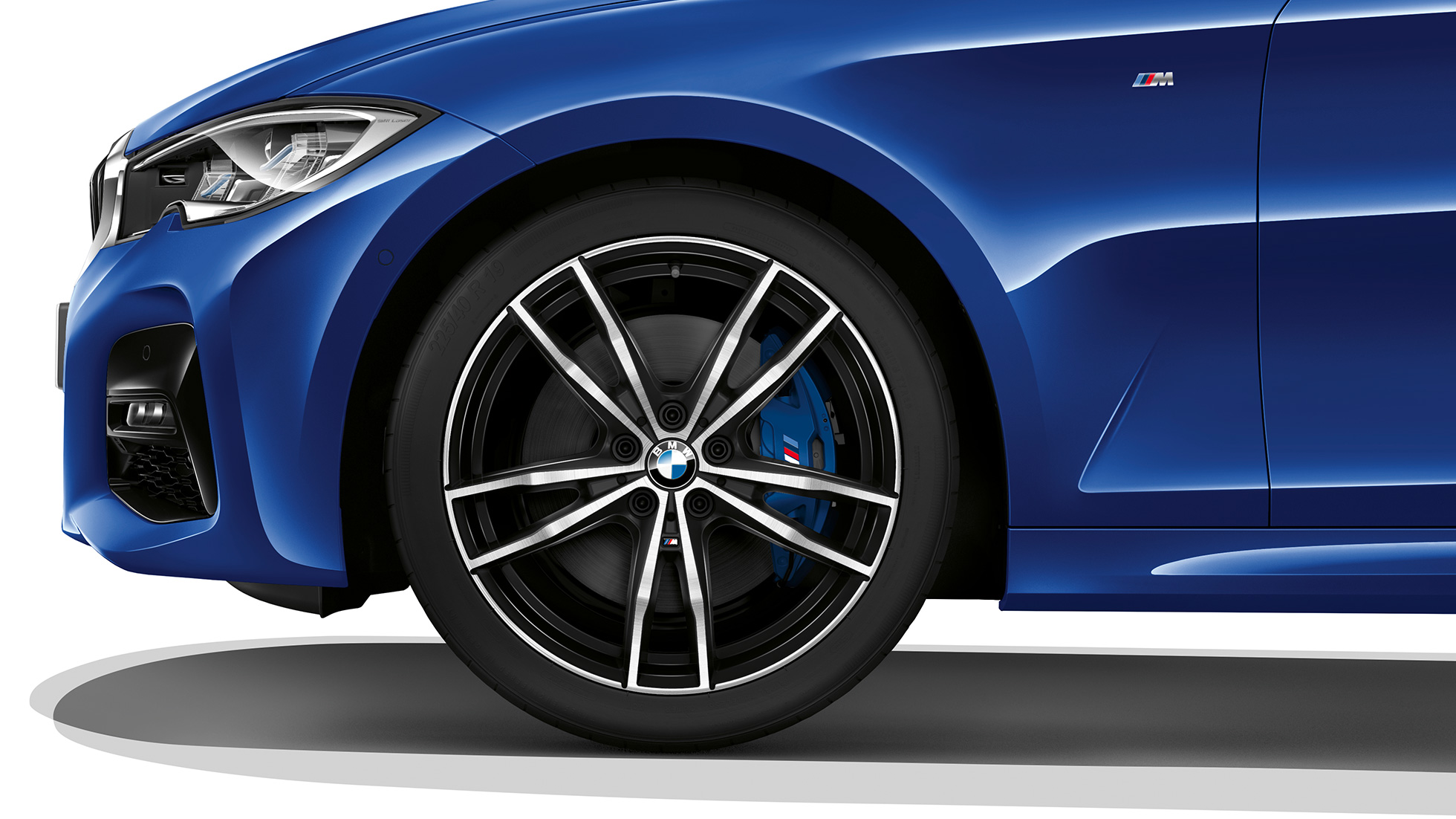 BMW Serie 3 Sedán, rines de aleación ligera del Modelo M Sport. Acercamiento de los rines de aleación ligera del BMW Serie 3 Sedán con equipo del Modelo M Sport.