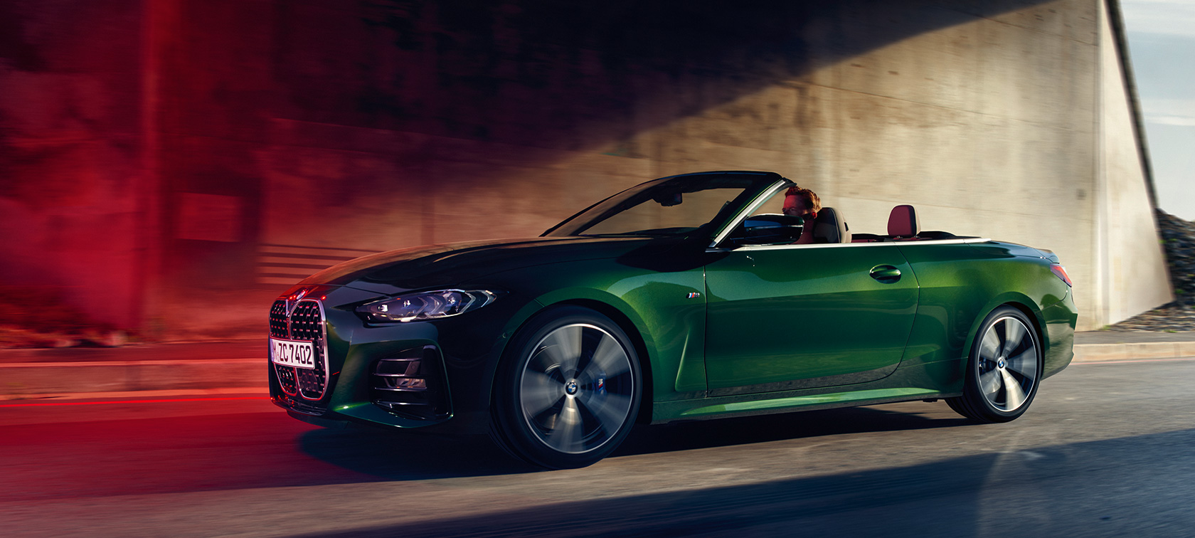 Vista de tres cuartos del lateral del BMW Serie 4 Convertible G23 2020, en marcha BMW Serie 4 Convertible G23 2020 Sanremo Green metalizado, vista de tres cuartos del lateral, en marcha