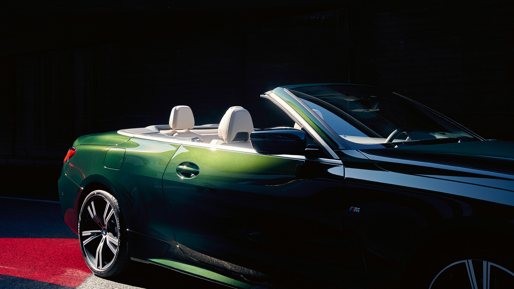 Vista de tres cuartos del frontal BMW Serie 4 Convertible G23 2020, en marcha BMW Serie 4 Convertible G23 2020 Sanremo Green metalizado, vista de tres cuartos del frontal, en marcha