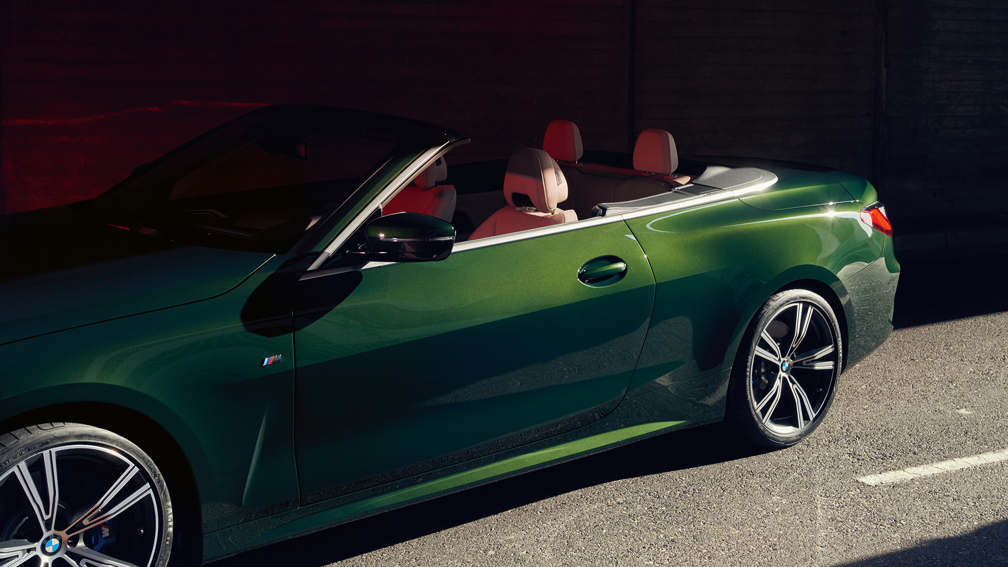 Una mujer conduce un BMW Serie 4 Convertible G23 2020 Una mujer conduce un BMW Serie 4 Convertible G23 2020, interior