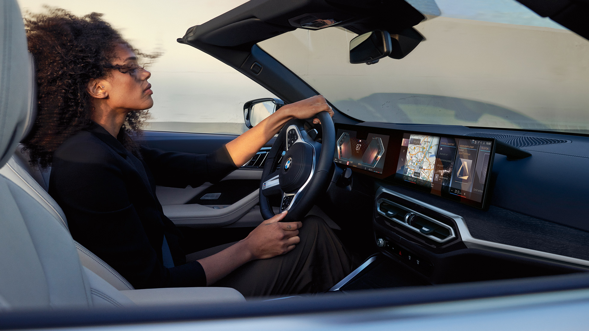 Puesto de conducción BMW Serie 4 Convertible G23 BMW Serie 4 Convertible G23 2020 interior con volante, cuadro de instrumentos y display de control