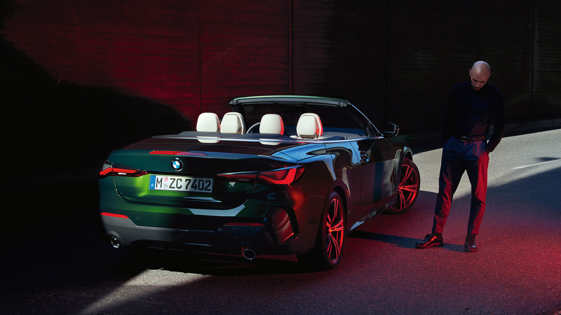 Vista de tres cuartos de la zaga con luces traseras BMW Serie 4 Convertible G23 2020 BMW Serie 4 Convertible G23 2020 Sanremo Green metalizado, vista de tres cuartos de la zaga con luces traseras