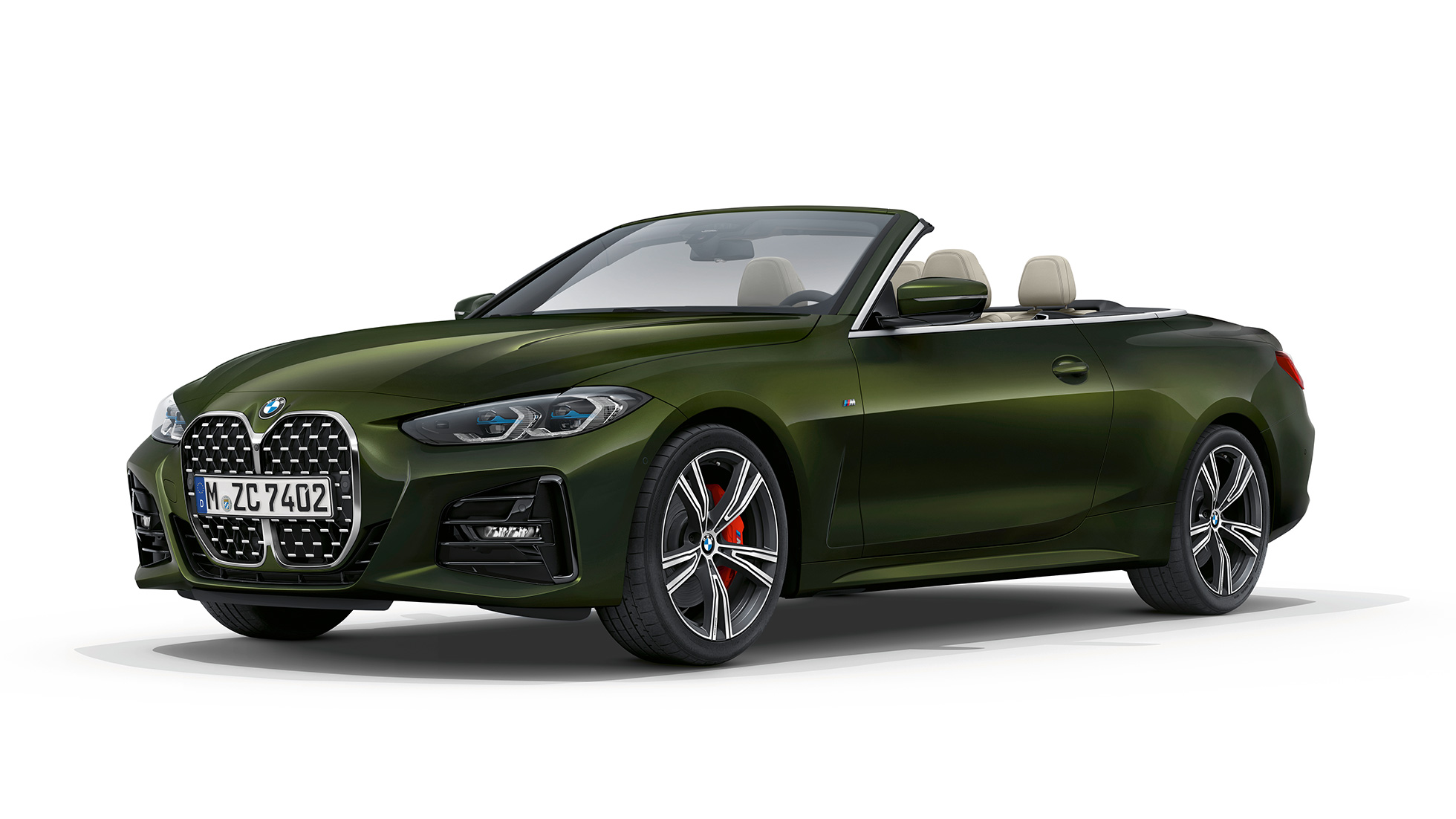 Vista de tres cuartos del frontal BMW Serie 4 Convertible Acabado M Sport G23 2020 BMW Serie 4 Convertible G23 2020 Acabado M Sport, Sanremo Green metalizado, vista de tres cuartos del frontal