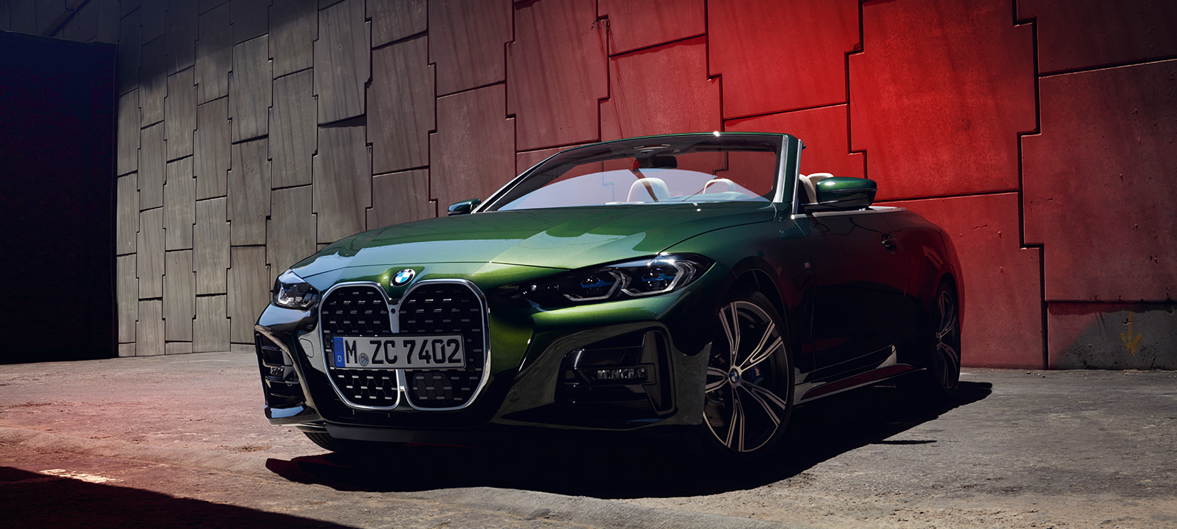 Vista de tres cuartos del frontal BMW Serie 4 Convertible G23 2020 BMW Serie 4 Convertible G23 2020 Sanremo Green metalizado, vista de tres cuartos del frontal