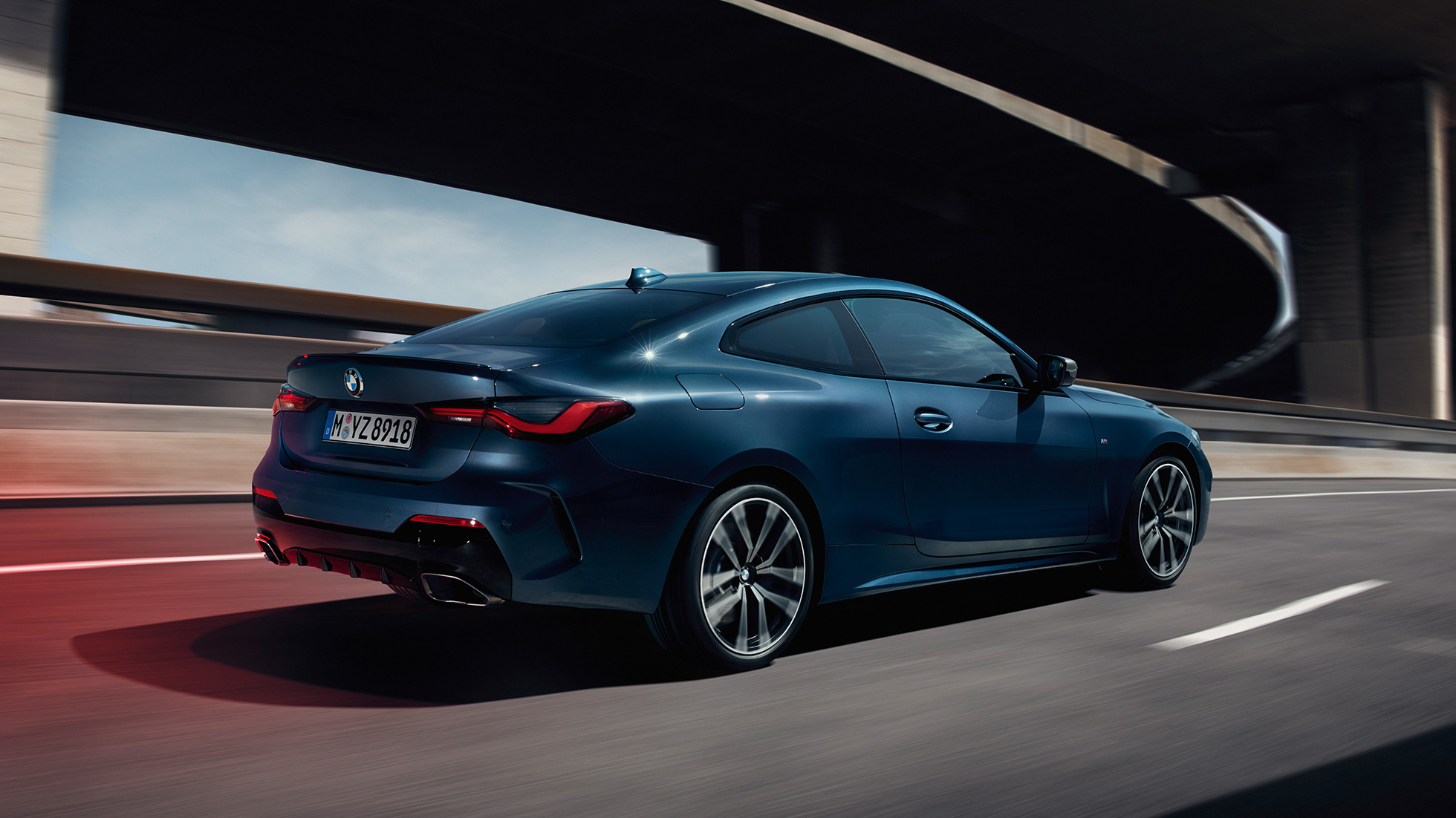 Vista de tres cuartos del lateral BMW Serie 4 Coupé G22 2020 BMW Serie 4 Coupé G22 2020 Arctic Race Blue metalizado Vista de tres cuartos del lateral en marcha