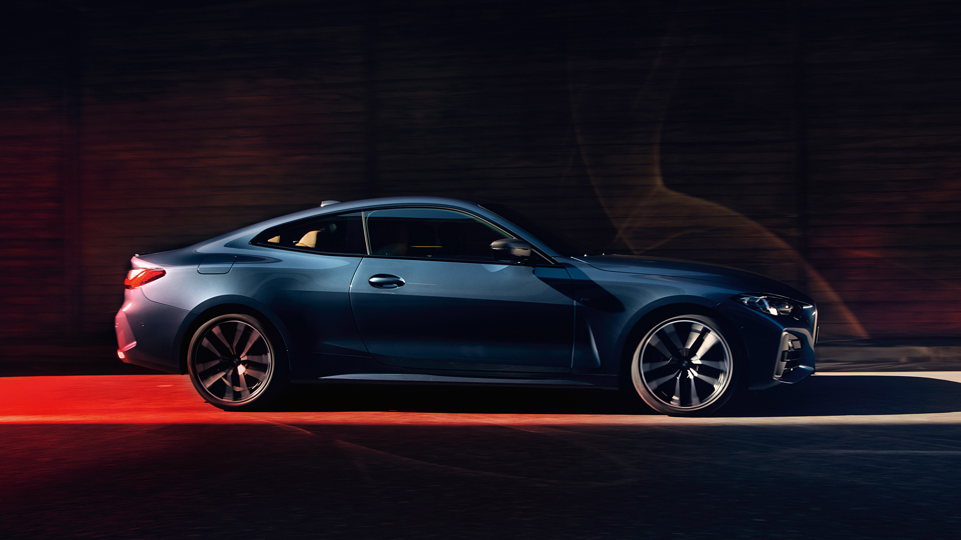 Vista lateral BMW Serie 4 Coupé G22 2020 BMW Serie 4 Coupé G22 2020 Arctic Race Blue metalizado Vista lateral en marcha