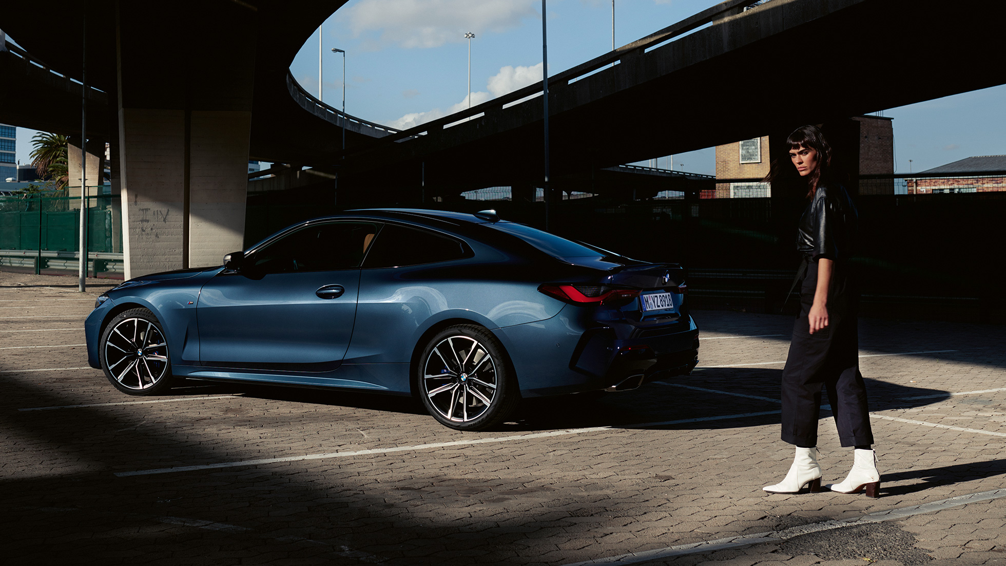 Vista lateral Línea del techo fluida BMW Serie 4 Coupé G22 2020 BMW Serie 4 Coupé G22 2020 Arctic Race Blue metalizado Vista lateral Línea de techo fluida