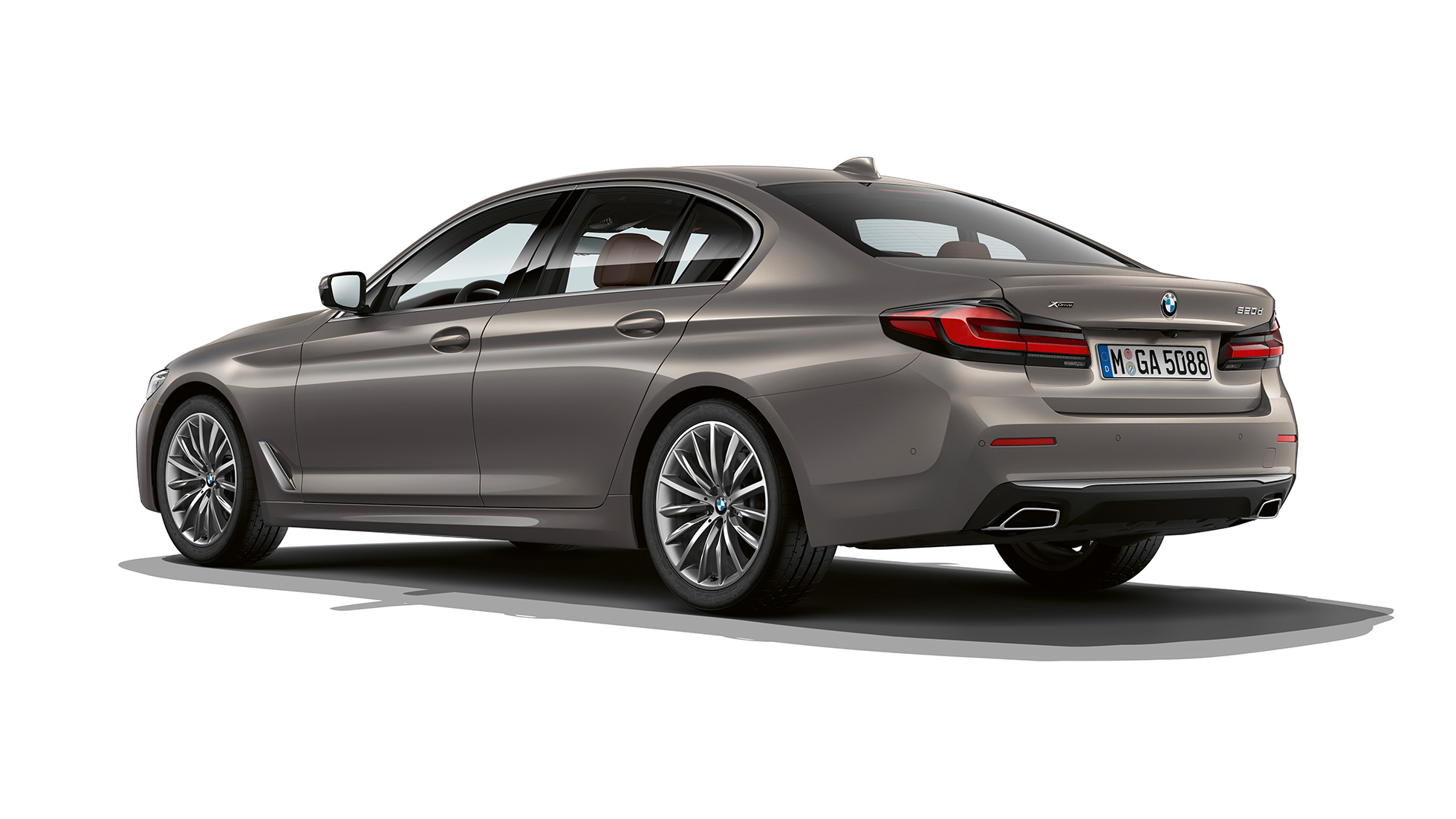 BMW Serie 5 Sedan G30 Luxury Line vista trasera BMW Serie 5 Sedan G30 2020 Línea de lujo en Bernina Gray, vista trasera de tres cuartos