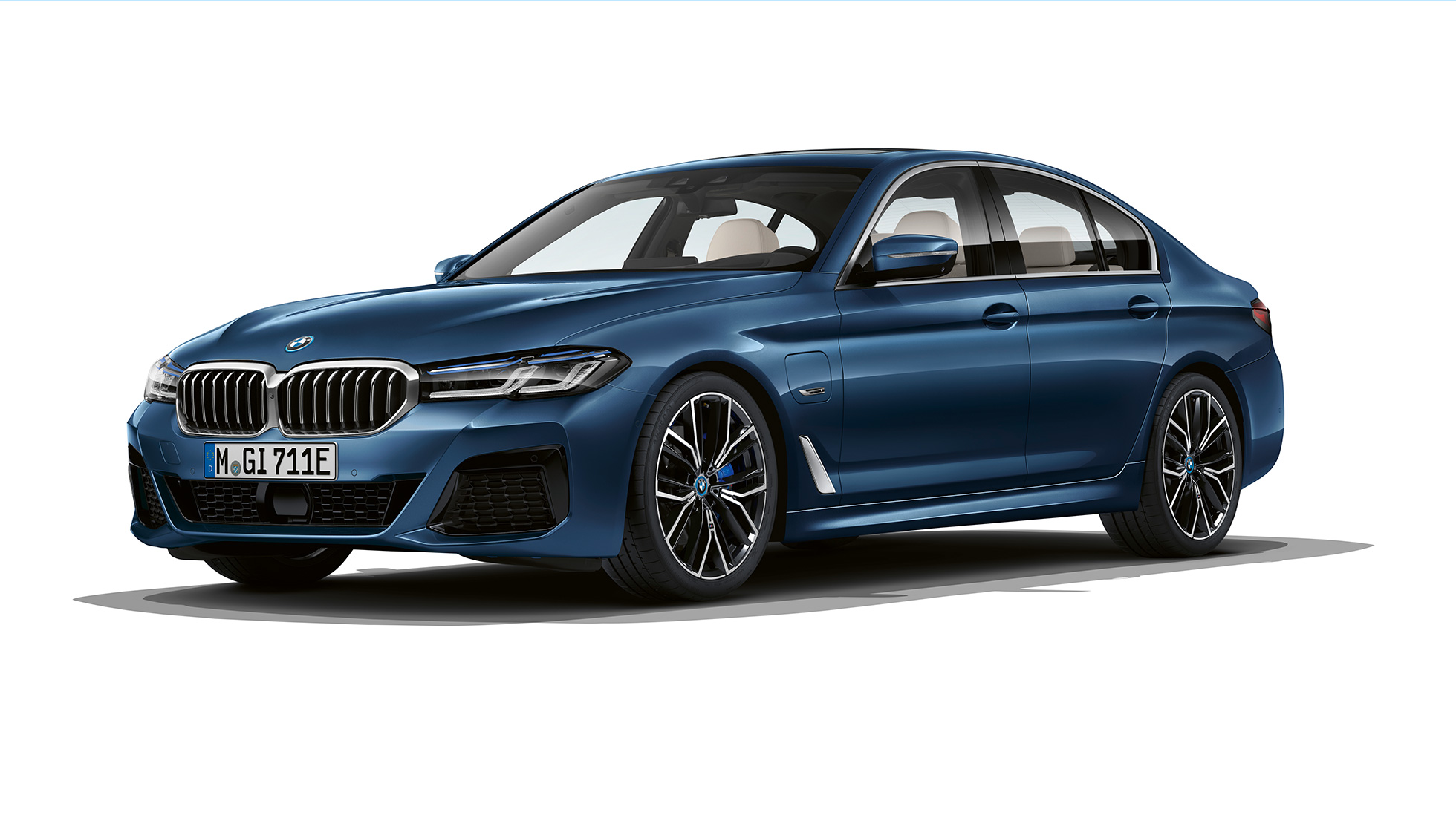 BMW 5 Serie Sedan G30 híbrido conectable con paquete M deportivo delantero BMW Serie 5 Sedan G30 2020 M paquete deportivo en vista frontal de tres cuartos blanco alpino