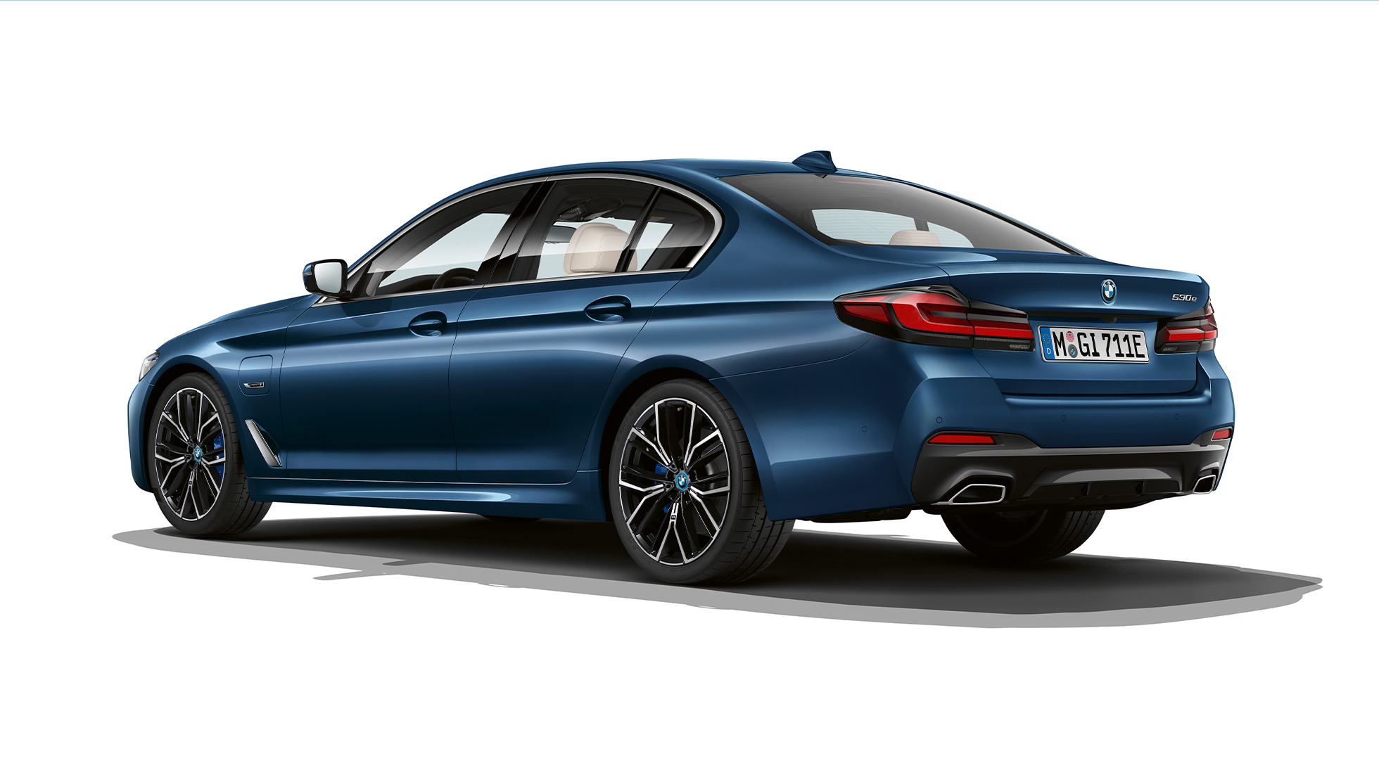 BMW 5 Series Sedan G30 Plug-in Hybrid paquete M deportivo trasero BMW Serie 5 Sedan G30 2020 M paquete deportivo en vista trasera de tres cuartos blanco alpino
