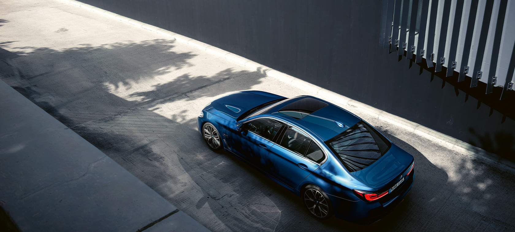 Serie 5 detenido BMW Serie 5 Sedan G30 Facelift 2020 Phytonic vista panorámica azul detenido