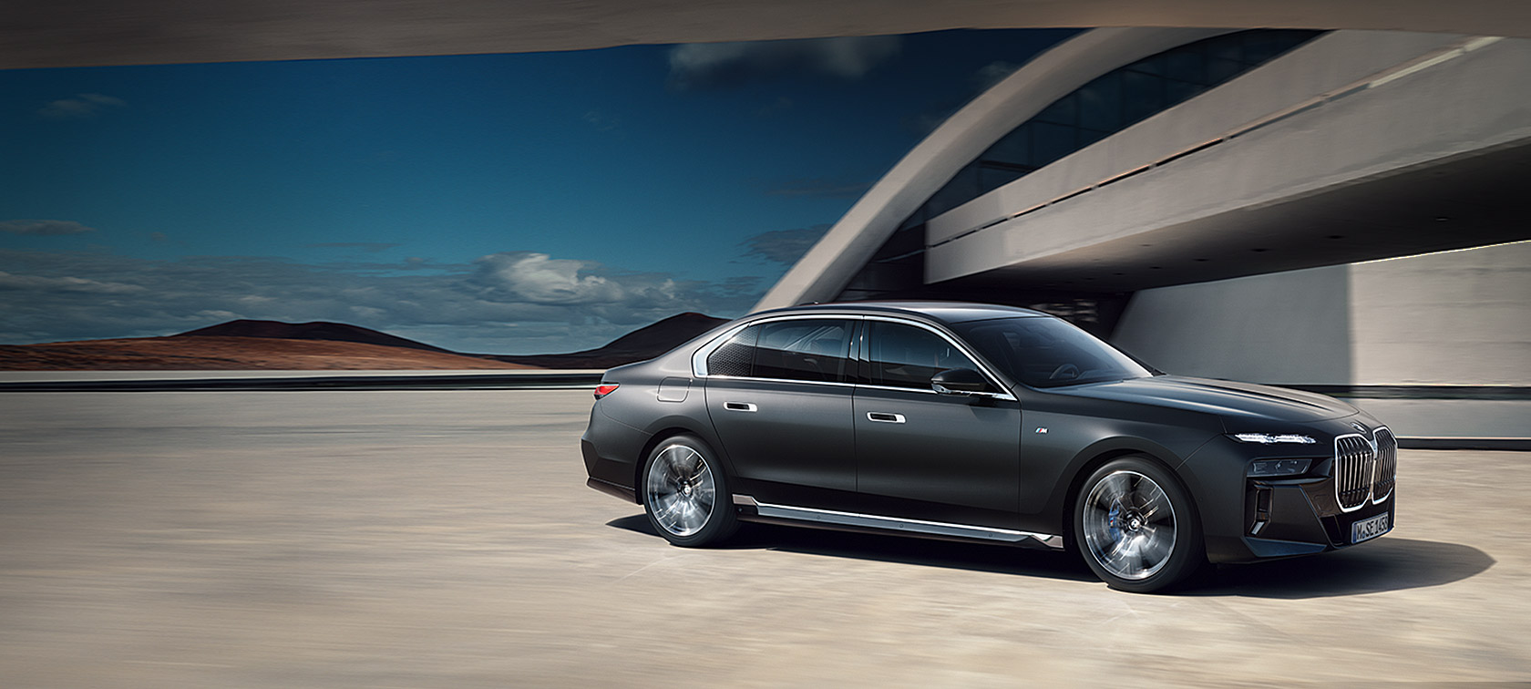 Descubre el BMW Serie 7, el vehículo híbrido o con motor de gasolina con elegancia pura gracias a sus faros de cristal y parrilla BMW "Iconic Glow".