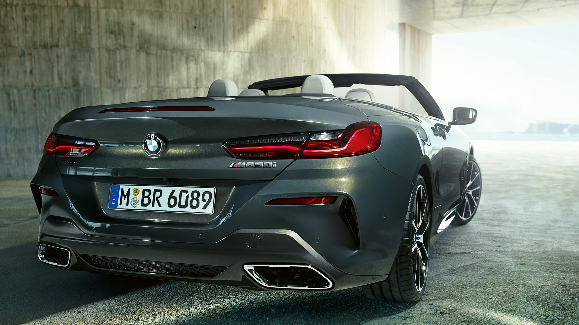 BMW M850i xDrive Gris Dravit metálico, vista de tres cuartos desde la parte derecha trasera. BMW M850i xDrive Gris Dravit metálico, vista de tres cuartos desde la parte derecha trasera.