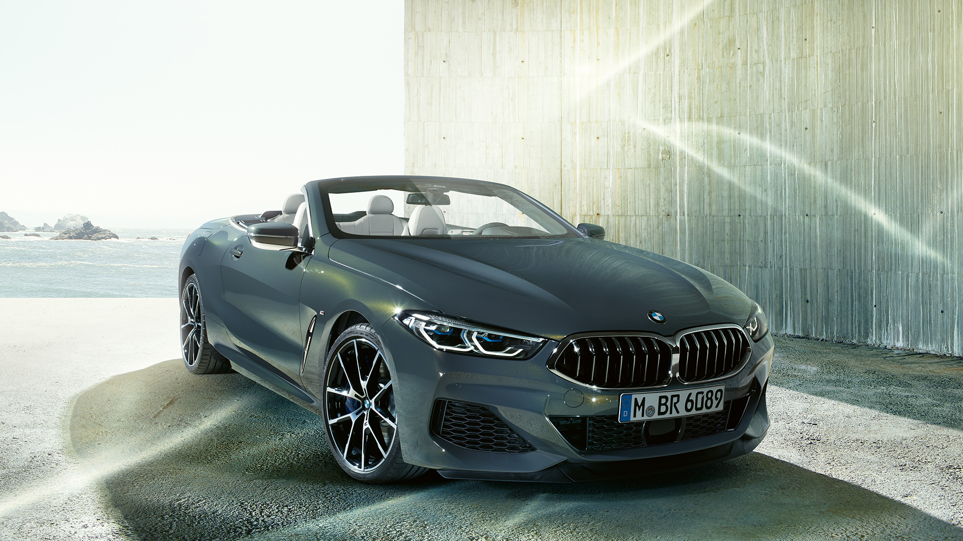 BMW M850i xDrive Gris Dravit metálico, vista de tres cuartos desde la parte izquierda frontal. BMW M850i xDrive Gris Dravit metálico, vista de tres cuartos desde la parte izquierda frontal.