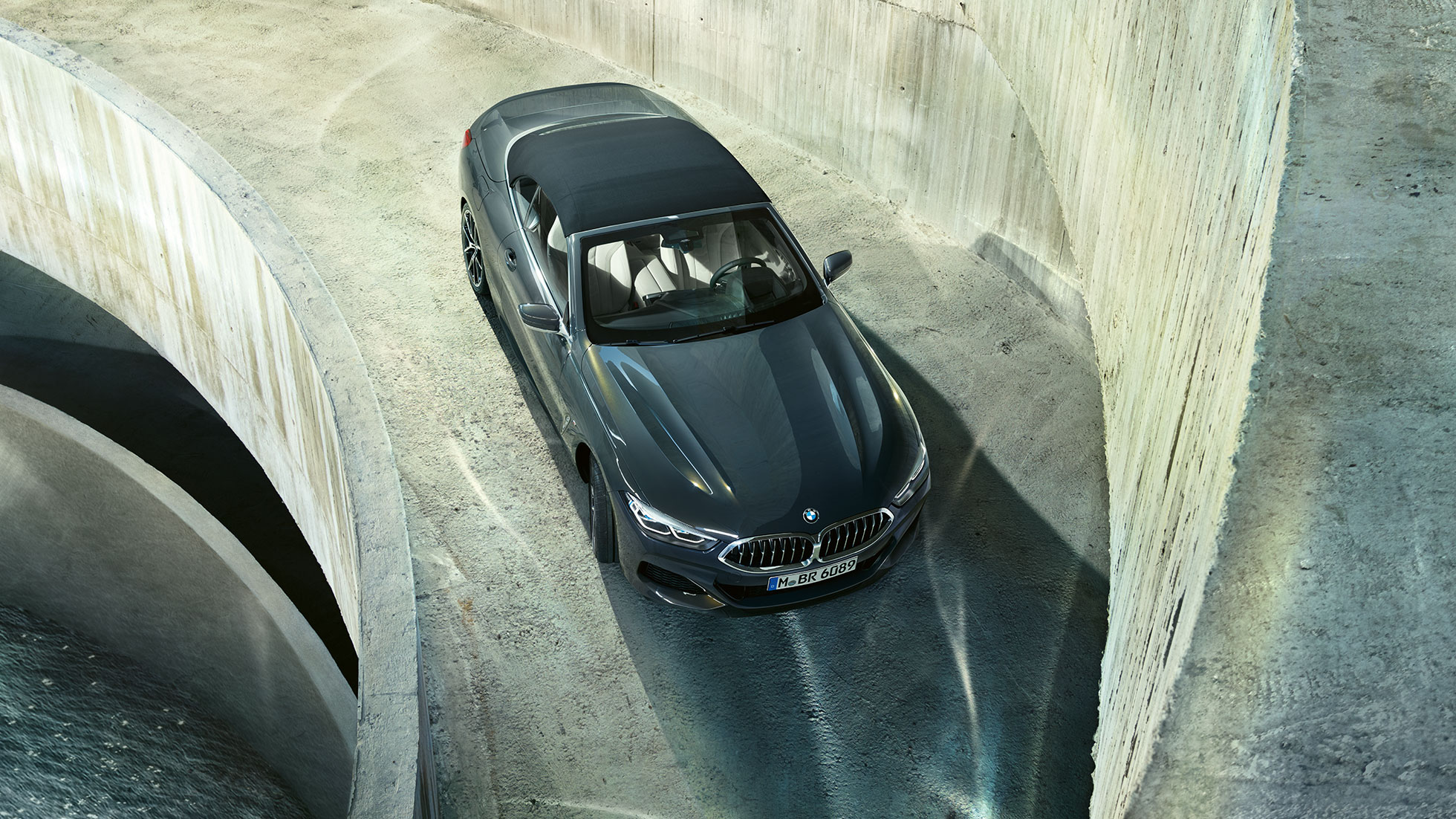 BMW M850i xDrive Gris Dravit metálico con capota suave en negro, vista de ojo de ave. BMW M850i xDrive Gris Dravit metálico con capota suave en negro, vista de ojo de ave.