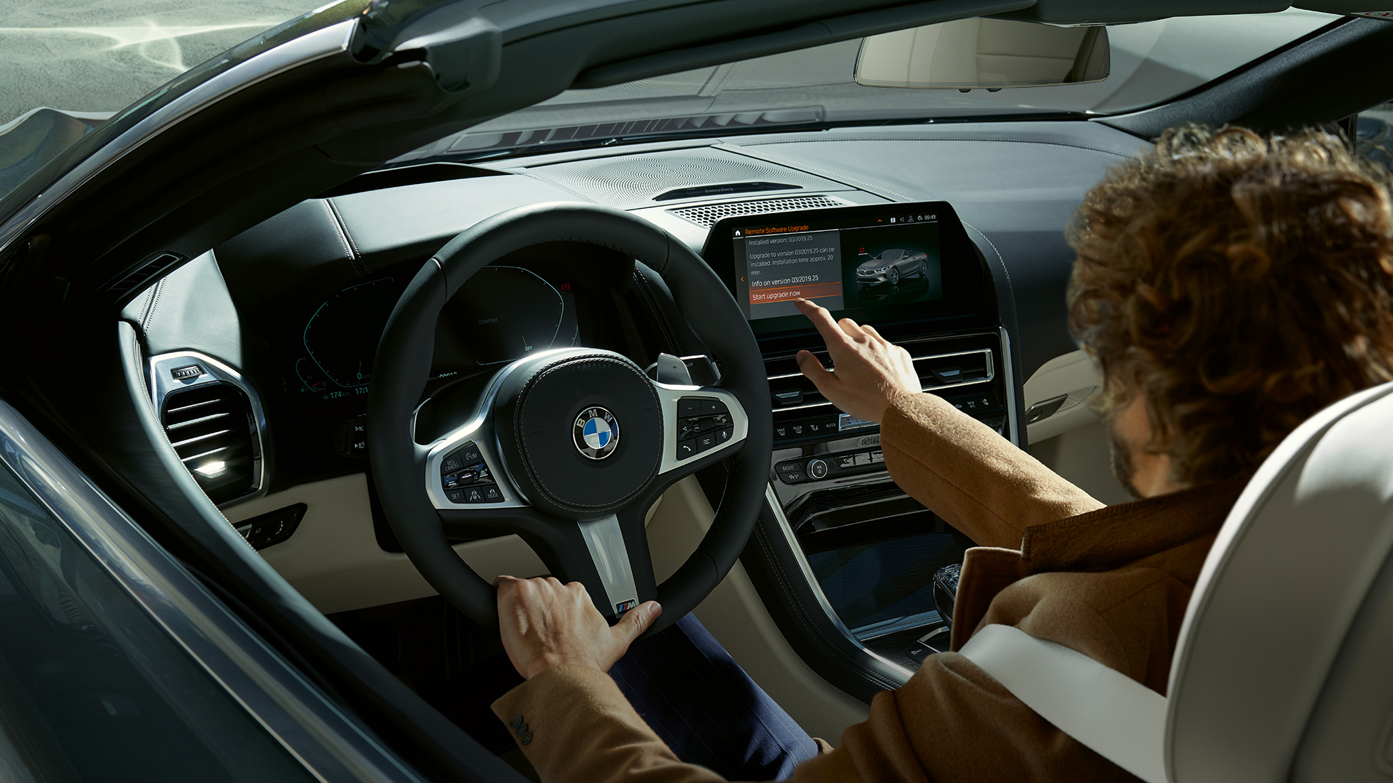 BMW M850i xDrive, conductor que opera el BMW Live Cockpit Professional mediante control táctil. BMW M850i xDrive, conductor que opera el BMW Live Cockpit Professional mediante control táctil.