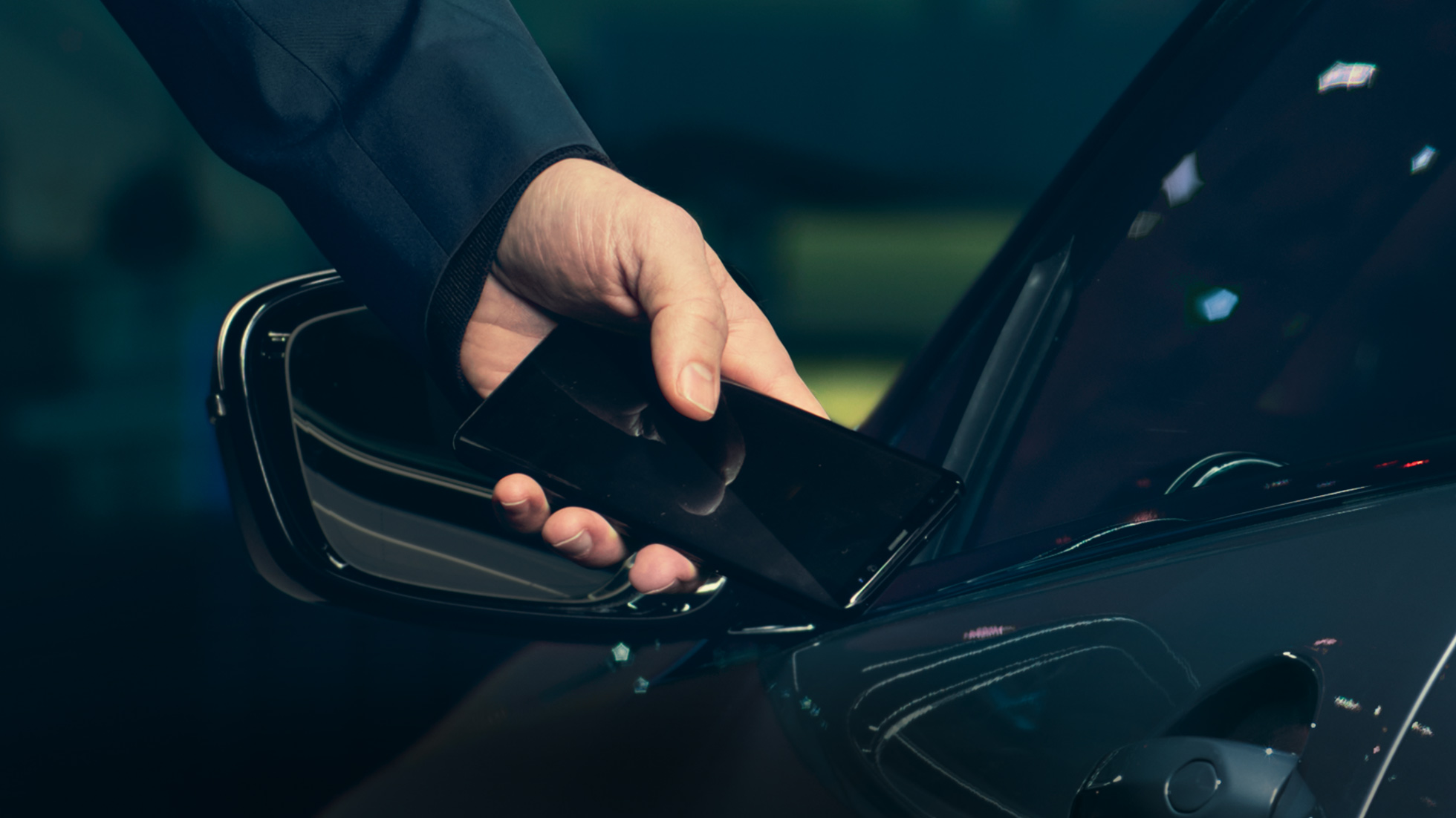 BMW M850i xDrive, conductor que abre el vehículo con teléfono inteligente mediante Llave Digital. BMW M850i xDrive, conductor que abre el vehículo con teléfono inteligente mediante Llave Digital.