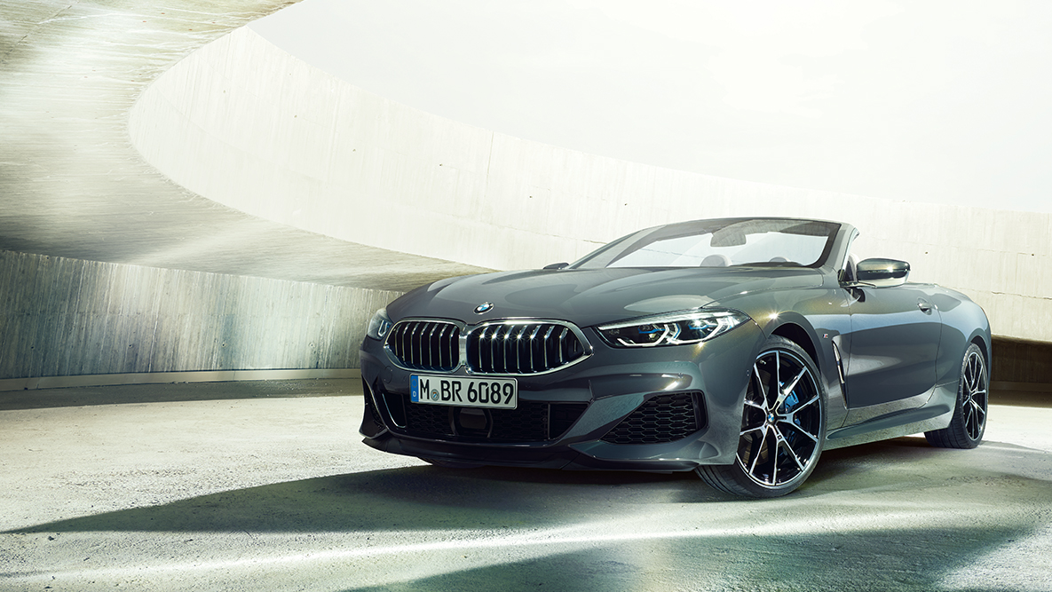 BMW M850i xDrive Gris Dravit metálico, vista de tres cuartos desde la parte derecha frontal. BMW M850i xDrive Gris Dravit metálico, vista de tres cuartos desde la parte derecha frontal.