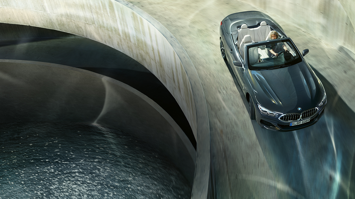 BMW M850i xDrive con capota abierta, en movimiento, perspectiva de ojo de ave. BMW M850i xDrive con capota abierta, en movimiento, perspectiva de ojo de ave.