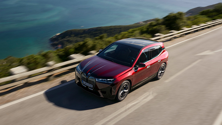 BMW iX i20 SUV eléctrico BMW iX xDrive50, prestaciones BMW iX i20 2021 SUV eléctrico BMW iX xDrive50 Aventurinrot, en marcha en carretera, prestaciones