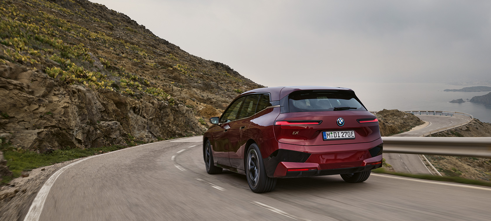 BMW iX i20 2021 SUV eléctrico BMW iX xDrive50, en marcha por la costa BMW iX i20 2021 SUV eléctrico, BMW iX xDrive50, Aventurinrot, vista trasera, en marcha por la costa