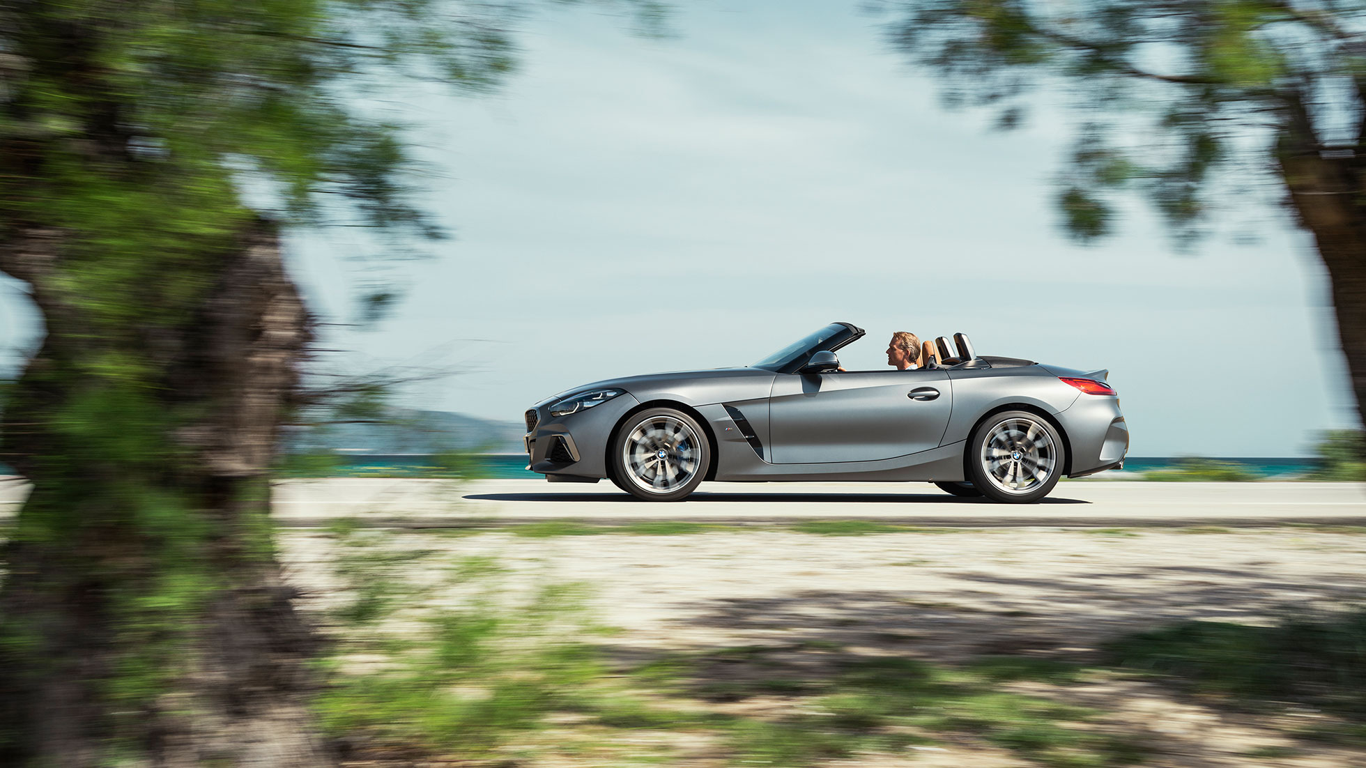 Exterior BMW Z4 M40i G29 BMW Z4 Roadster M40i G29 2019 Cabrio BMW Individual Frozen Grey metalizado, vista lateral