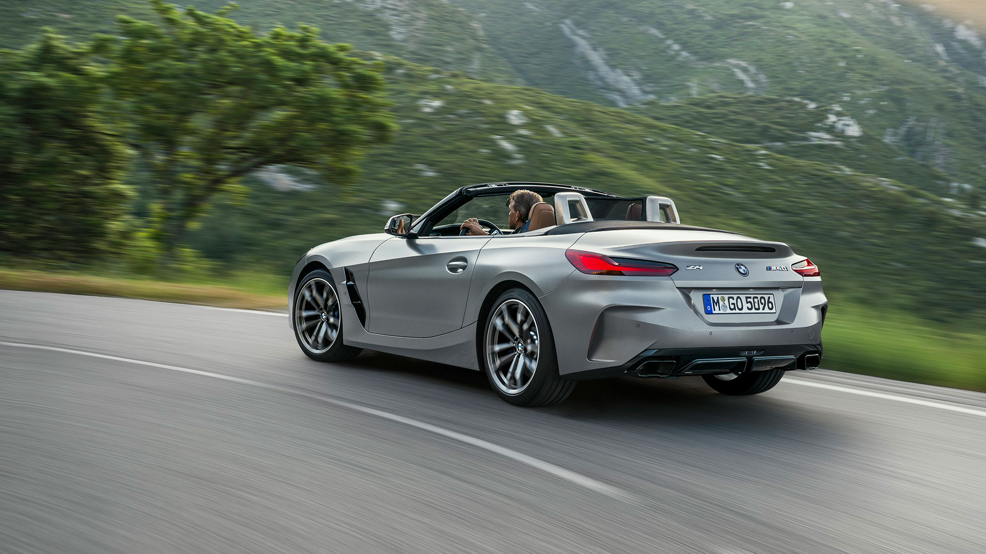 Dinamismo de conducción BMW Z4 M40i G29 BMW Z4 Roadster M40i G29 2019 BMW Individual Frozen Grey metalizado, vista de tres cuartos de la zaga, en marcha