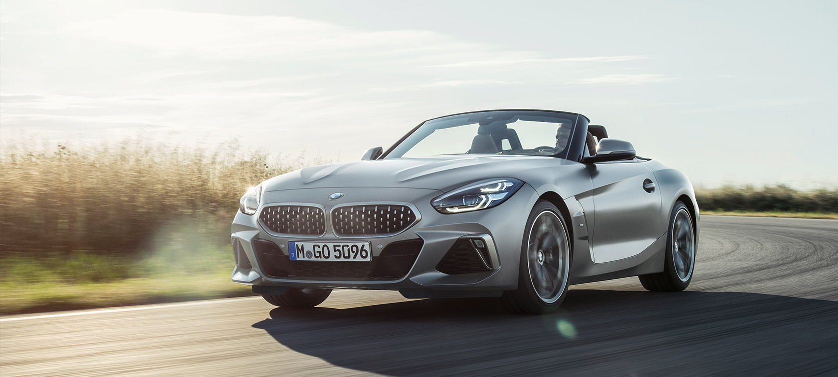 Vista de tres cuartos del frontal BMW Z4 M40i Roadster G29 BMW Z4 M40i Roadster G29 2019 Cabrio BMW Individual Frozen Grey metalizado, en marcha, vista de tres cuartos del frontal