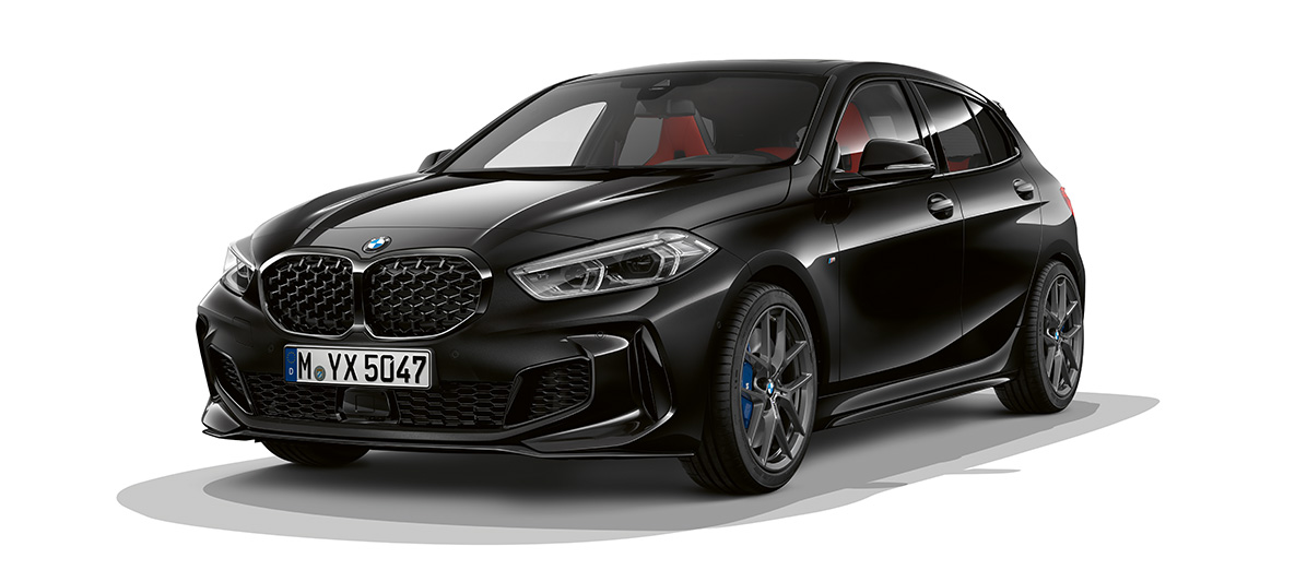 Paquete M Performance BMW M135i xDrive en Black Sapphire metallic con paquete M Performance, vista frontal de tres cuartos.