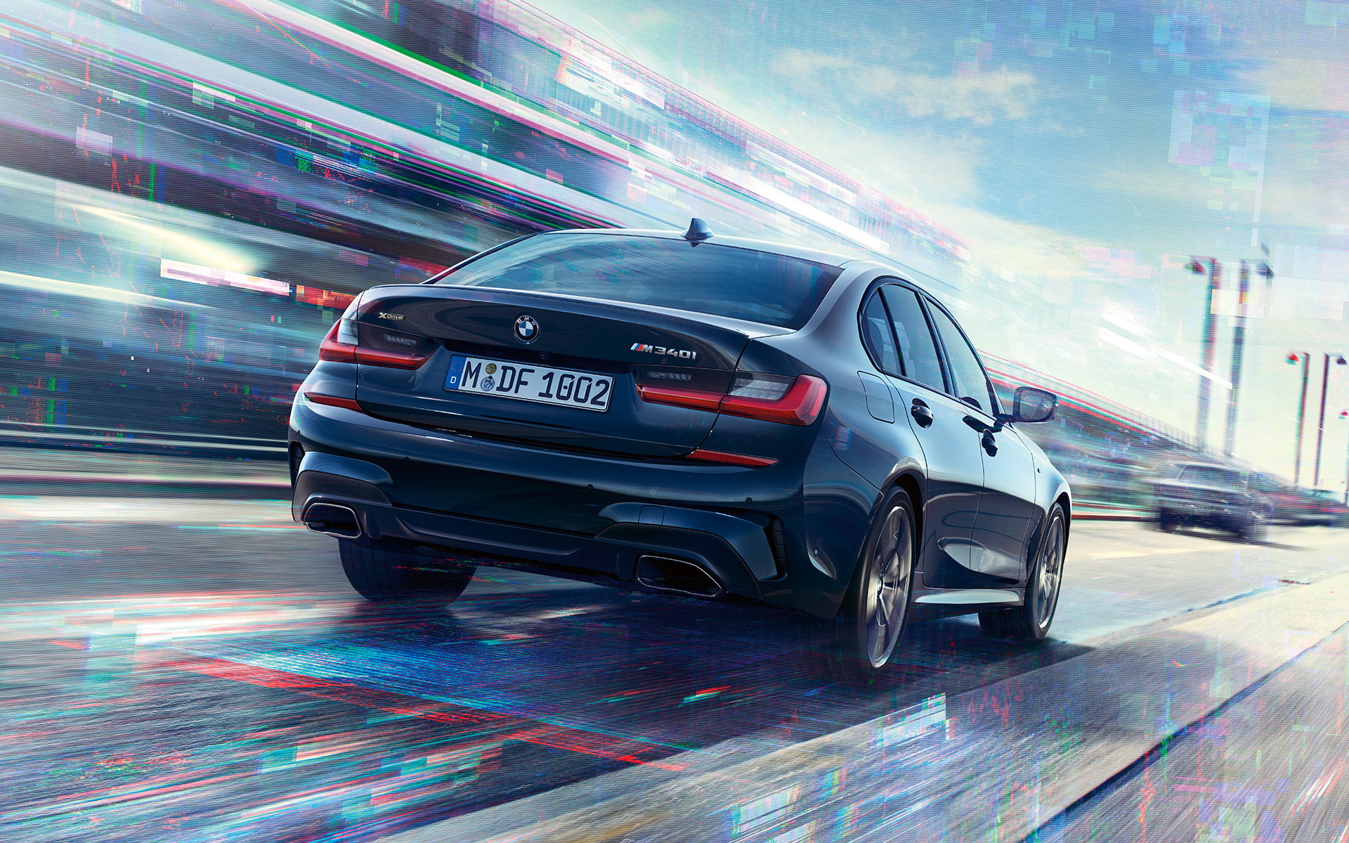 BMW M340i xDrive Sedán G20 2020 Black Sapphire metalizado Vista de tres cuartos de la zaga, en marcha