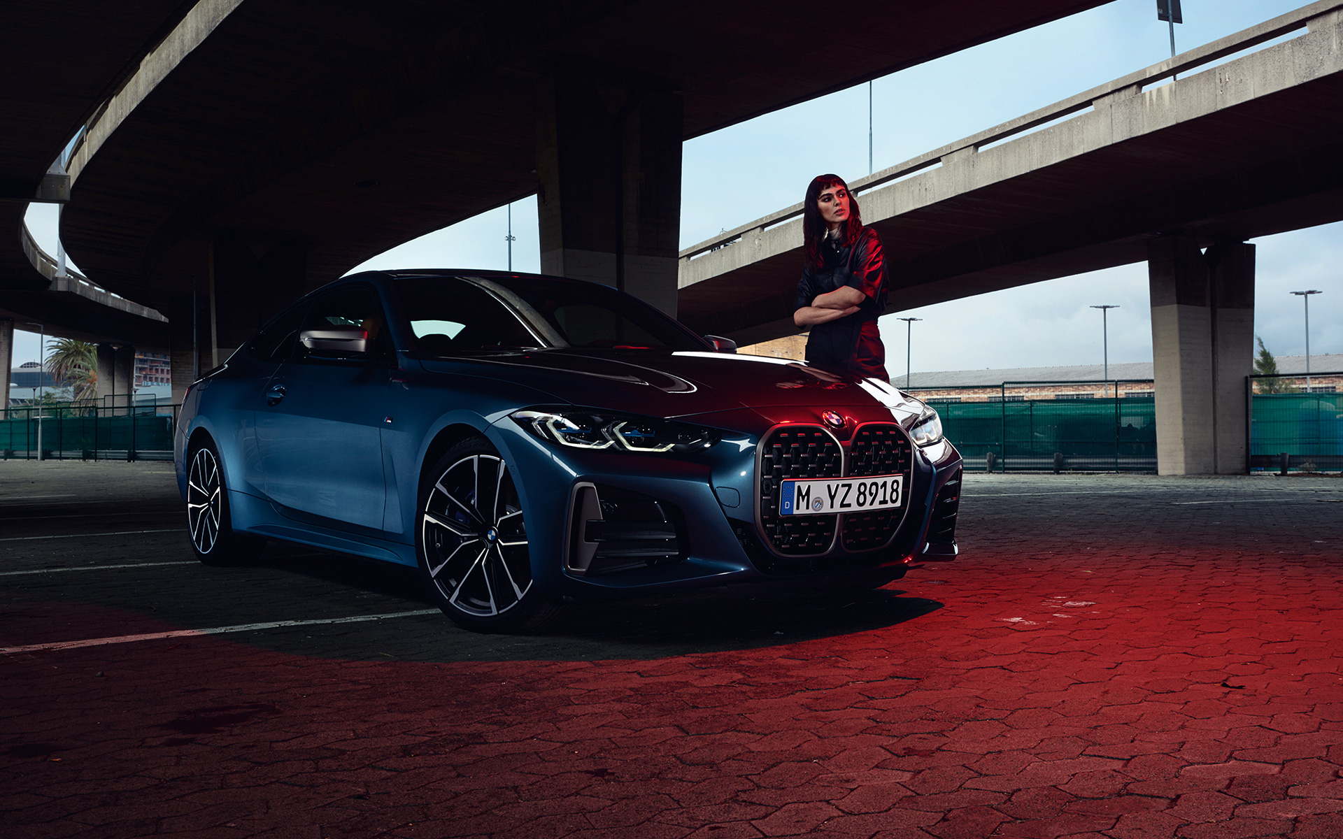 BMW M440i xDrive Coupé G22 2020 G82 2020 Arctic Race Blue metalizado Vista de tres cuarto del frontal con modelo