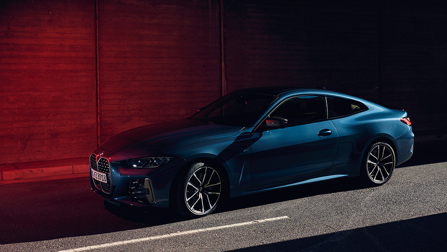 BMW M440i xDrive Coupé G22 2020 Arctic Race Blue metalizado Vista de tres cuartos del frontal, en marcha