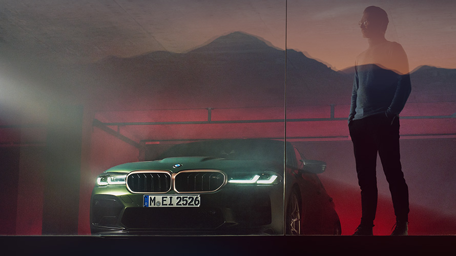 BMW M5 CS F90 2021 Vista del frontal con hombre BMW M5 CS F90 2021 Frozen Deep Green metalizado, vista del frontal con hombre