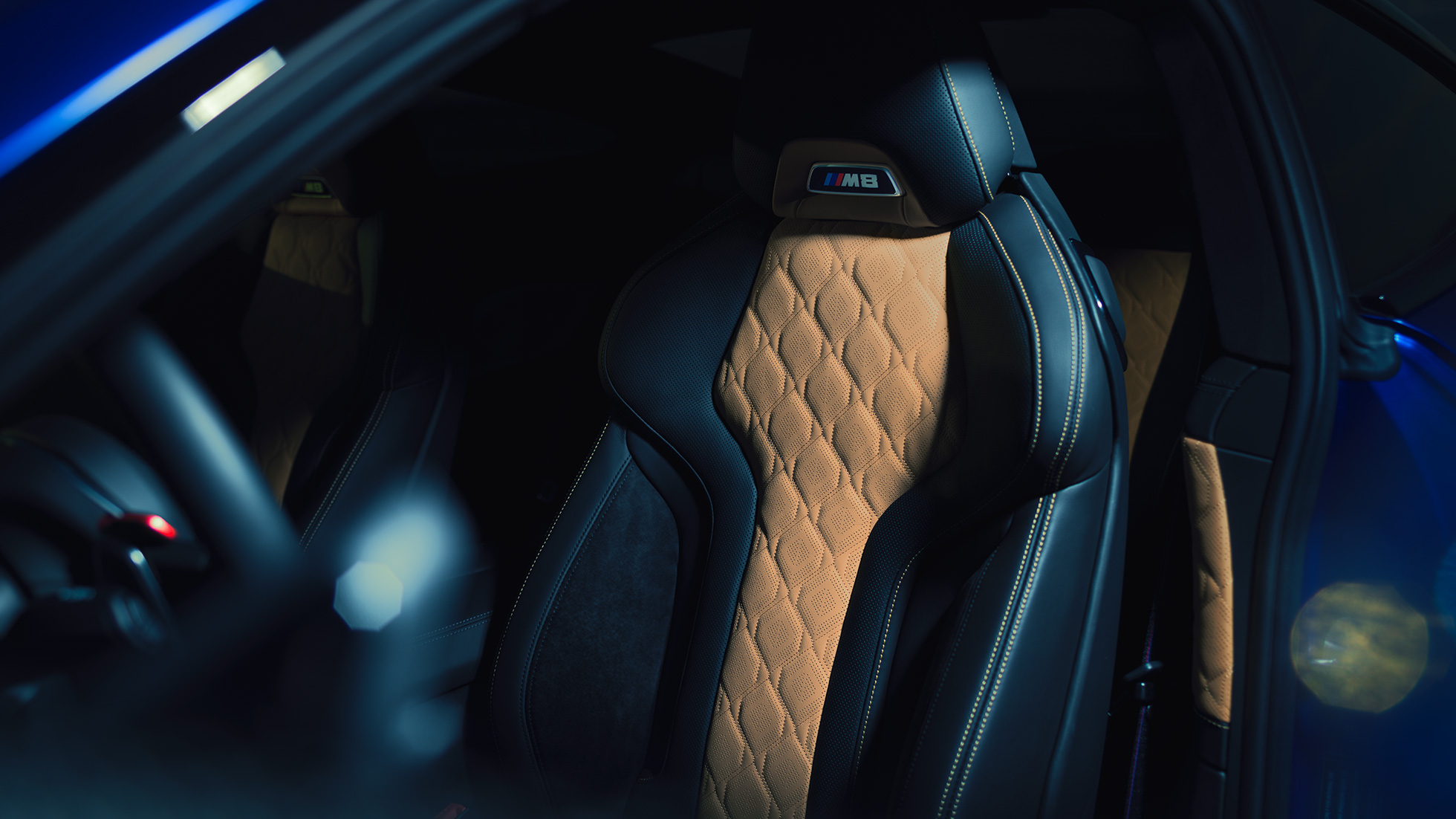 BMW M8 Competition Coupé, asiento M Sport. BMW M8 Competition Coupé, asiento M Sport con placa M8 y tapicería completamente en cuero ‘Merino’ Black con contrastes en Midrand Beige.