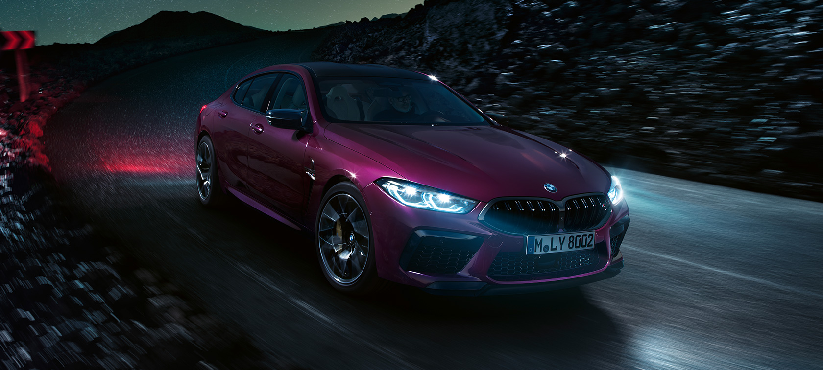Vista frontal de tres cuartos del BMW M8 Competition Gran Coupé Vista frontal de tres cuartos del BMW M8 Competition Gran Coupé 2020 BMW Individual Ametrin metálico en movimiento de noche