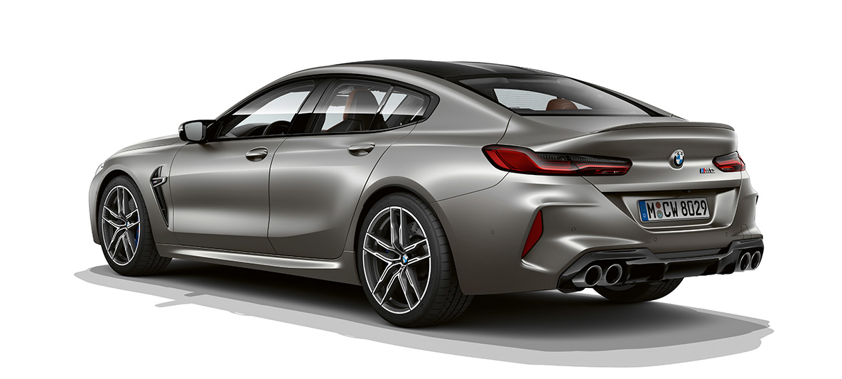 Vista trasera de tres cuartos del BMW M8 Gran Coupé Vista trasera de tres cuartos del BMW M8 Gran Coupé 2020 BMW Individual Frozen Dark Silver
