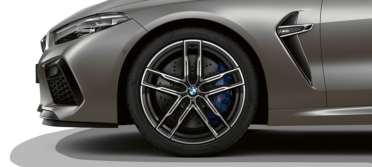Rines de aleación ligera del BMW M8 Gran Coupé Vista lateral de los rines de aleación ligera M del BMW M8 Gran Coupé 2020 BMW Individual Frozen Dark Silver
