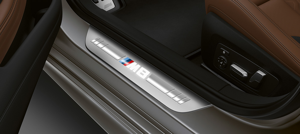 Alféizares de entrada del BMW M8 Gran Coupé Alféizares de entrada con denominación M8 del BMW M8 Gran Coupé 2020