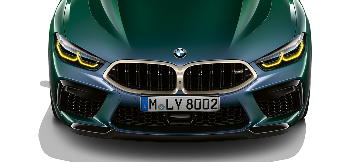 Vista frontal del BMW M8 Gran Coupé First Edition Vista frontal del BMW M8 Gran Coupé First Edition 2020 BMW Individual Aurora Diamond Green metálico