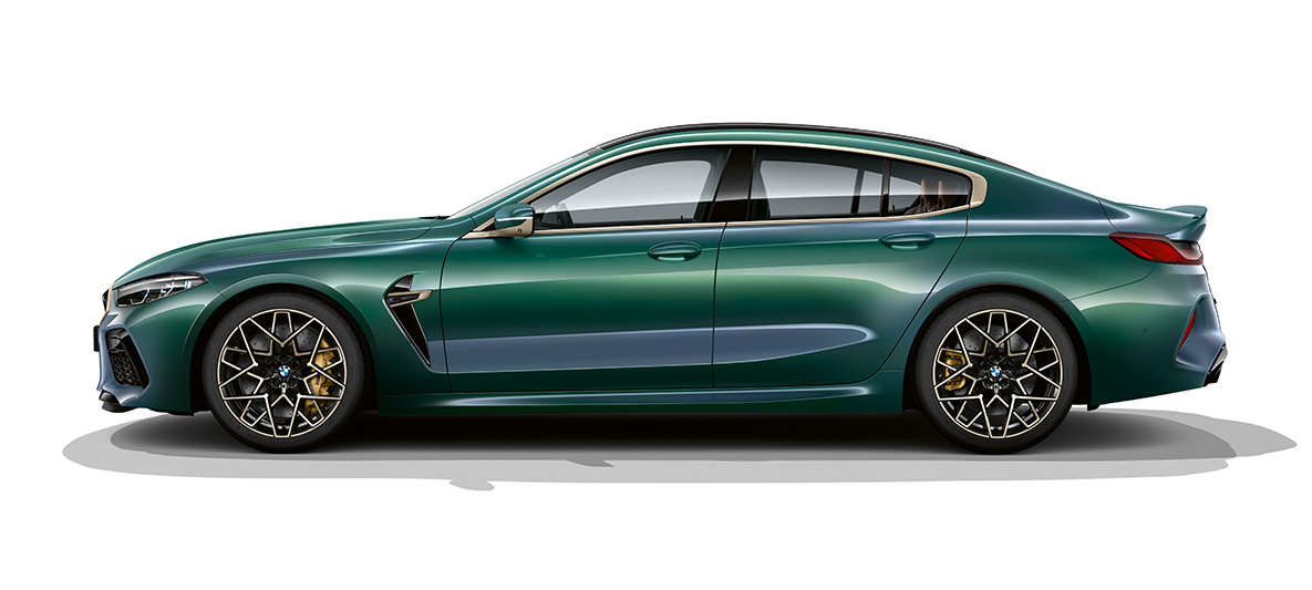 Vista lateral del BMW M8 Gran Coupé First Edition Vista lateral del BMW M8 Gran Coupé First Edition 2020 BMW Individual Aurora Diamond Green metálico
