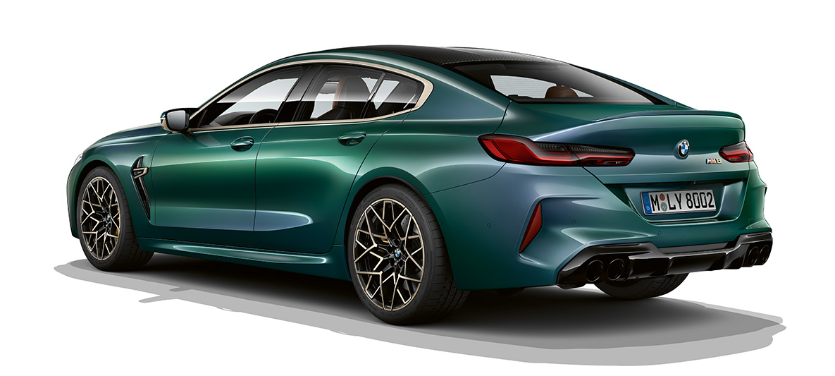 Vista trasera de tres cuartos del BMW M8 Gran Coupé First Edition Vista trasera de tres cuartos del BMW M8 Gran Coupé First Edition 2020 BMW Individual Aurora Diamond Green metálico