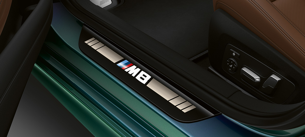 Alféizar de entrada del BMW M8 Gran Coupé First Edition Alféizares de entrada con denominación M8 del BMW M8 Gran Coupé First Edition 2020 BMW Individual Aurora Diamond Green metálico, interior